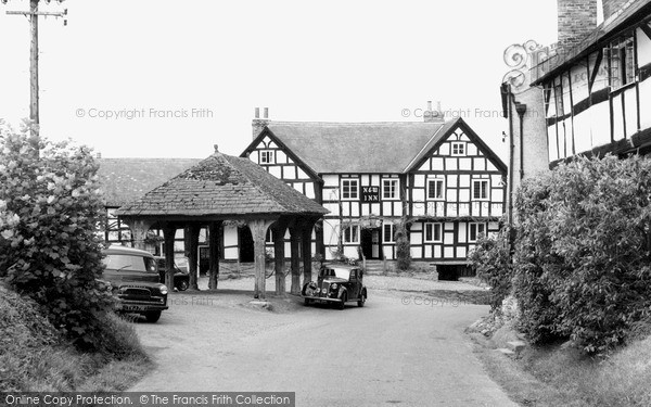 Pembridge, the New Inn and the Market Hall c1955