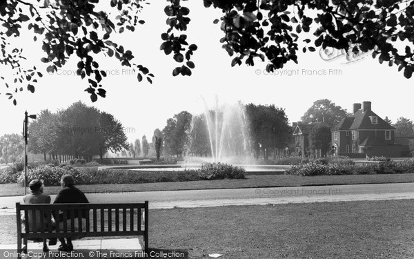 Photo of Welwyn Garden City, the Fountain, Parkway c1955, ref. W294010