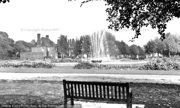 Photo of Welwyn Garden City, the Fountain, Parkway c1955, ref. W294011