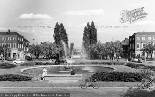 Photo of Welwyn Garden City, the Fountain c1960, ref. W294080