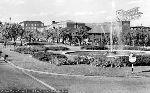 Photo of Welwyn Garden City, Parkway c1960, ref. W294081