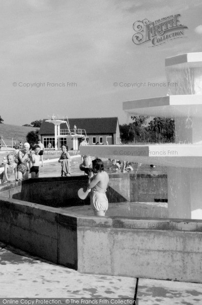 Photo of Welwyn Garden City, the Swimming Pool c1960, ref. W294118e