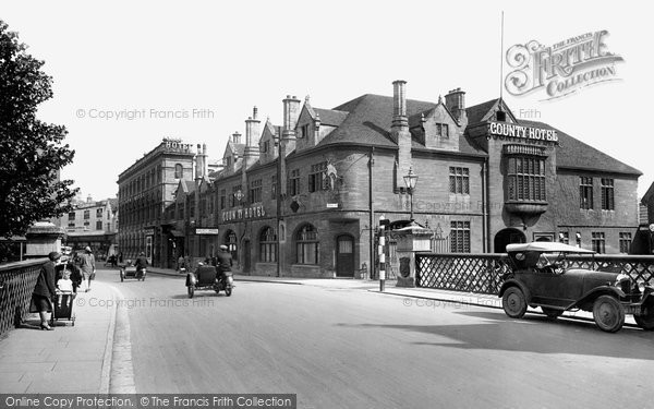 Photo of Salisbury, Bridge Street and the County Hotel 1928, ref. 80925